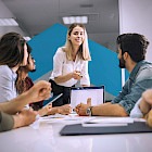 Frau leitet eine Teambesprechung am Konferenztisch
